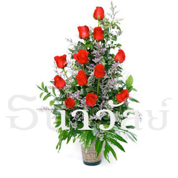 12 Premium long stemmed red roses in a glass vase แจกันกุหลาบ สีแดง 12 ดอก